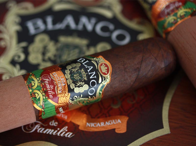 Blanco Liga Exclusiva De Familia Maduro Robusto