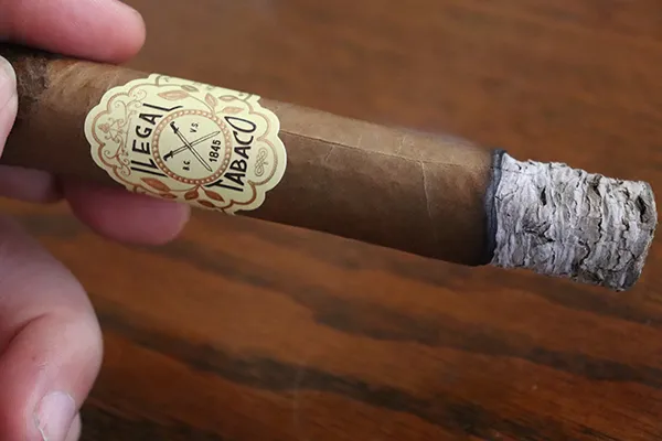Cigar Review: La Familia Robaina Ilegal Connecticut Robusto - Rated 93 ...